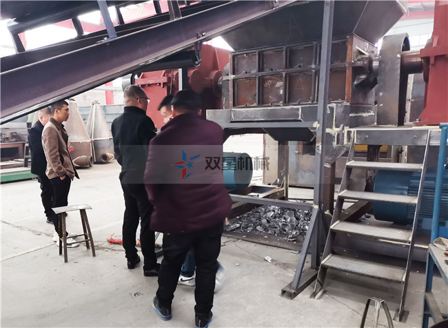 金屬破碎機(jī)生產(chǎn)現(xiàn)場(chǎng)江蘇南通客戶試機(jī)