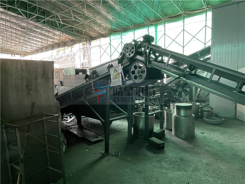 斷橋鋁破碎機(jī)<a href='http://www.oaphp.cn/psxl/1279.html' target='_blank'><span>廢鋁破碎</span></a>分選現(xiàn)場(chǎng)
