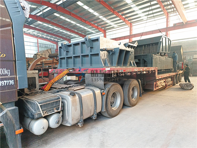 1800型<a href='http://www.oaphp.cn' target='_blank'><span>鋁合金破碎機</span></a>設(shè)備裝車發(fā)貨