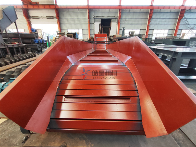 <a href='http://www.oaphp.cn/psxl/1278.html' target='_blank'><span>斷橋鋁破碎</span></a>機(jī)配件鏈板輸送帶生產(chǎn)現(xiàn)場(chǎng)實(shí)拍